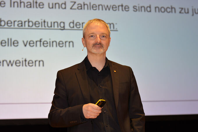 Bernd Nusser auf der Bühne.