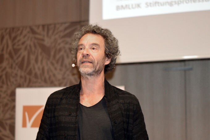 Juri Troy referiert beim Kreislaufforum Holz 2025.