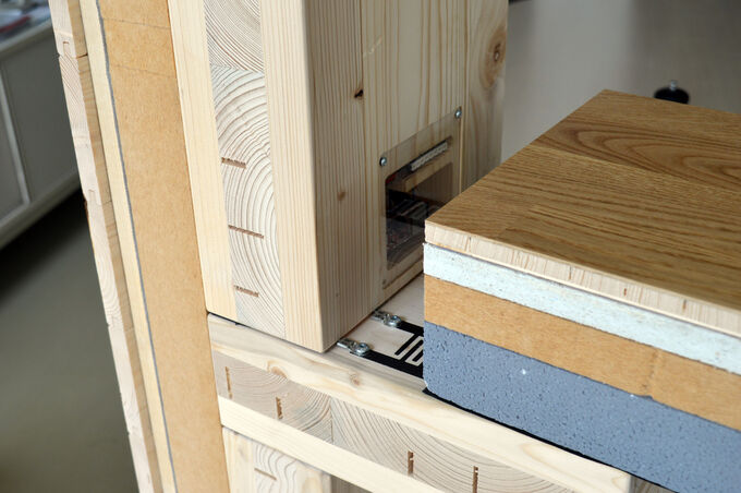 Holzbauteil mit einbgebauten Sensoren.