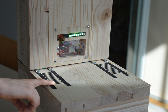 Holzbauteil mit aufgedruckter elektronischer Leitung.