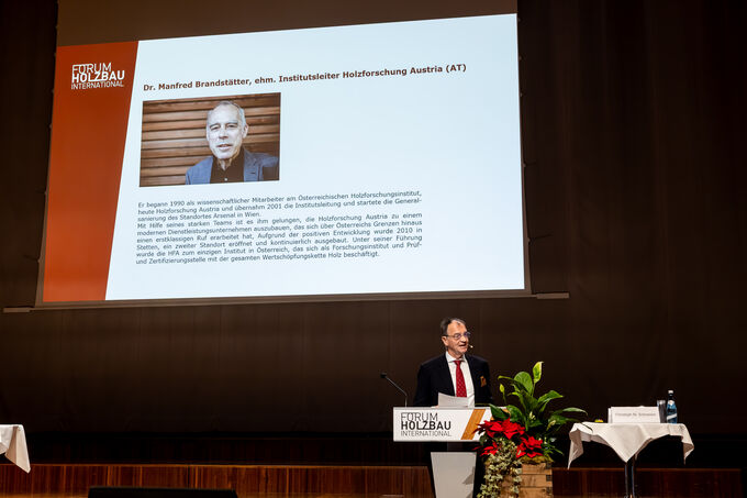 Erich Wiesner hält die Laudatio für Manfred Brandstätter.