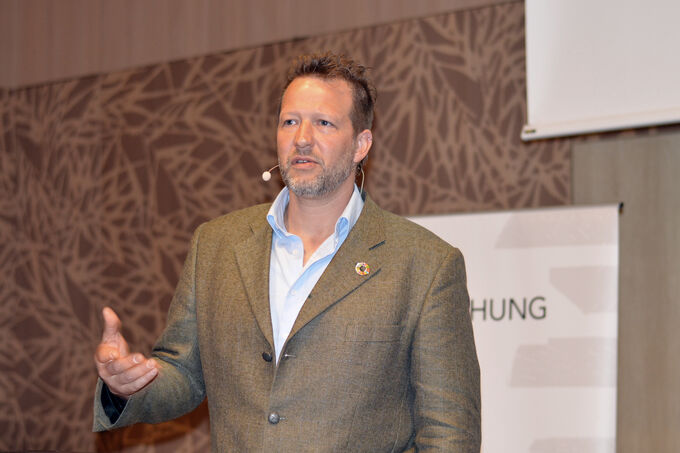 Peter Kneidinger auf der Bühne des Kreislaufforum Holz 2025.