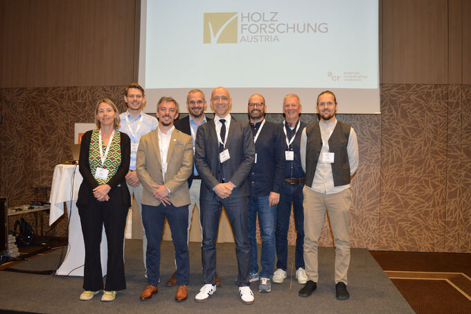 Gruppenfoto der Vortragenden des Kreislaufforum Holz 2025.