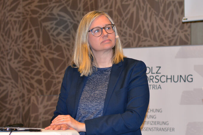 Ulla Unzeitig trägt beim Kreislaufforum Holz 2025 vor.