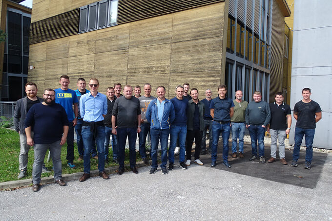 Gruppenfoto der Teilnehmer des Seminars Kleben im Holzbau 2024.
