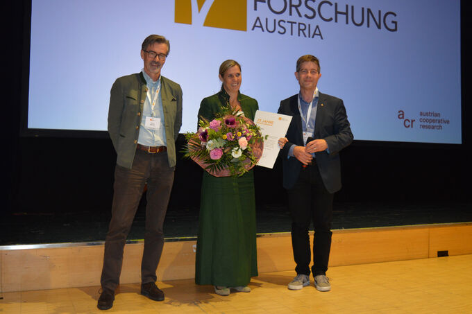 Georg C. Niedersüß, Sylvia Polleres und Gerhard Grüll auf der Bühne.