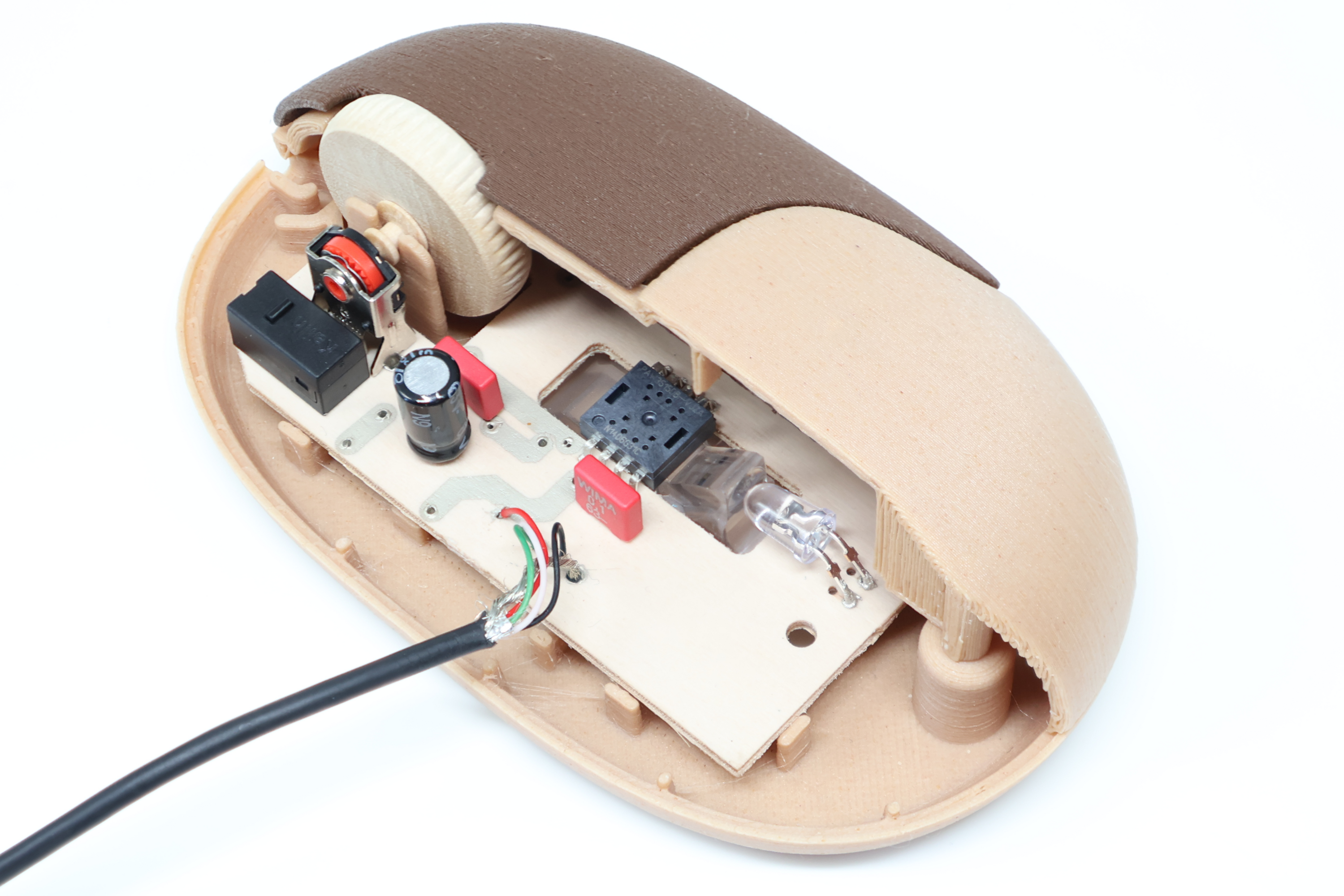 Computermaus mit einer Leiterplatte aus Holz