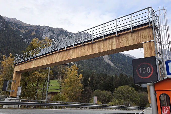 Überkopfwegweiser aus Holz