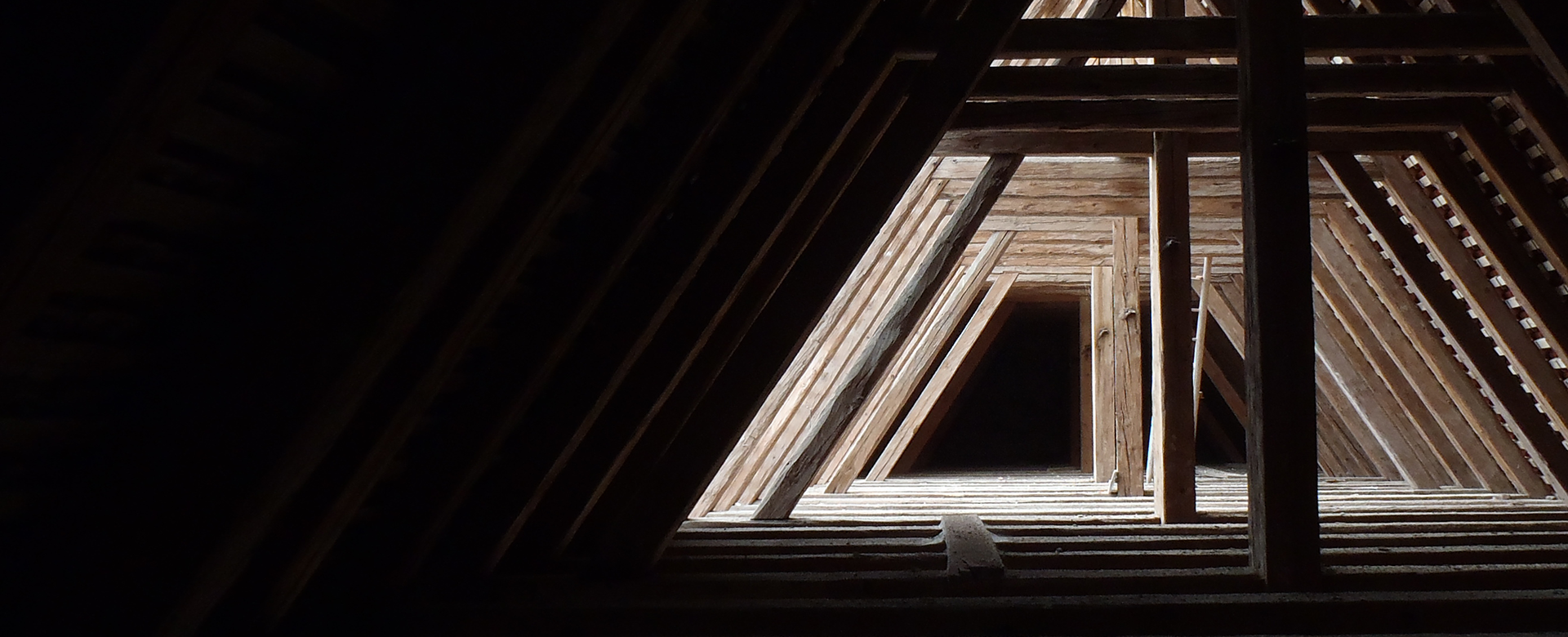 Dachboden aus Holz mit imposanten Spiel aus Licht und Schatten.