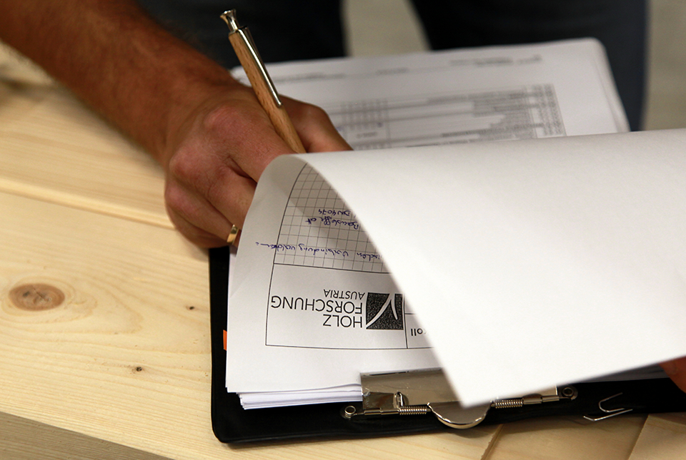 Audit-Checkliste die in einem Klammerbrett eingespannt ist.