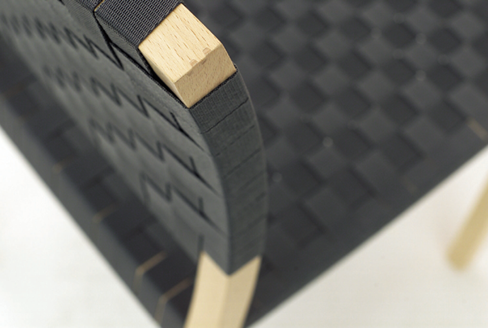 Holzsessel mit schwarzer Lehne und Sitzfläche von schräg hinten oben gesehen.