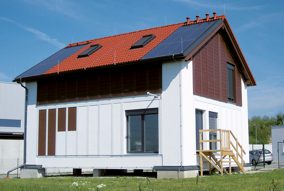 Zweigeschossiges bauphysikalisches Forschungshaus mit unterschiedlichen Wand- und Dachaufbauten am Standort Stetten.
