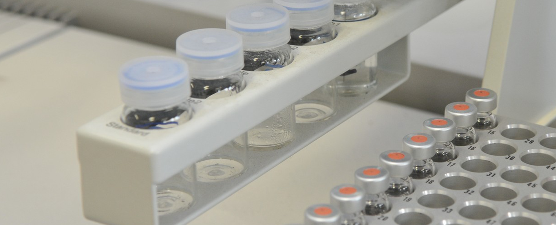 Active substance analyser equipped with small glass vials.