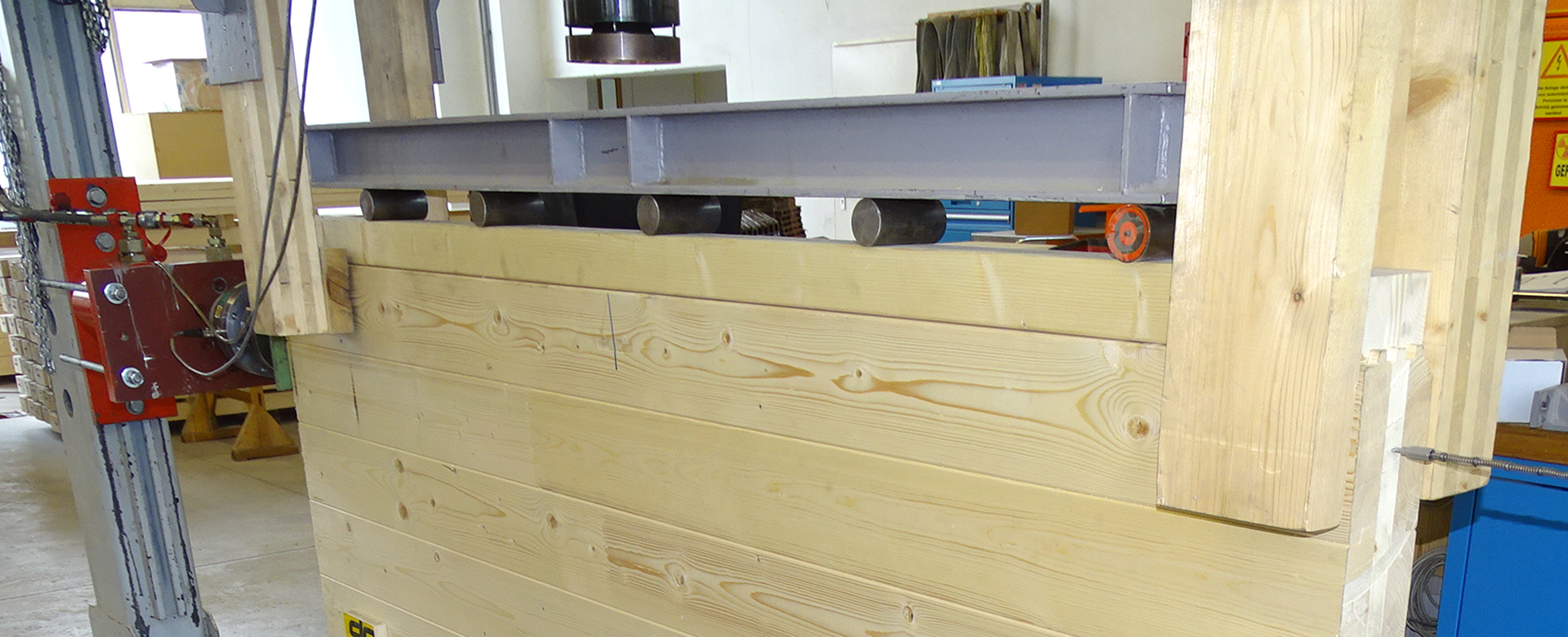 Sonderholzbauteil im Prüfstand der Holzforschung Austria.