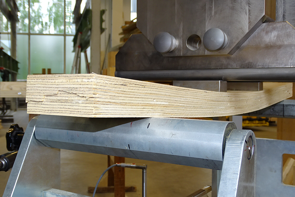 Gebogener Holzwerkstoff in Biegeprüfmaschine.