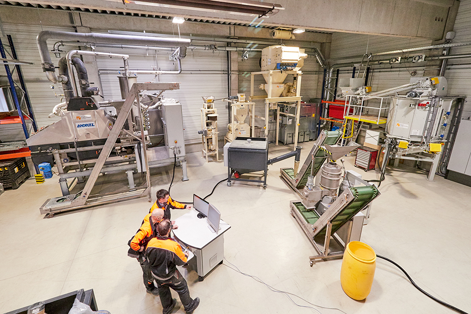 Blick in die Halle des Biomassetechnikums in Stetten mit seinen modularen Gerätschaften.