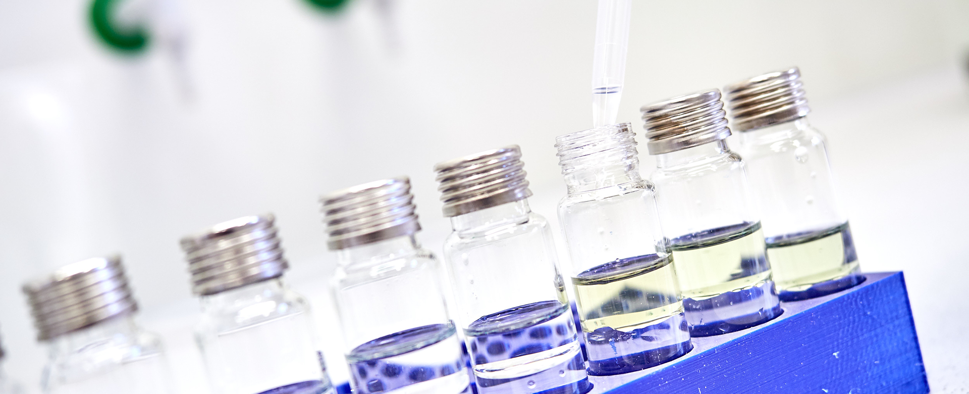Regularly arranged glass vials with silver screw cap.