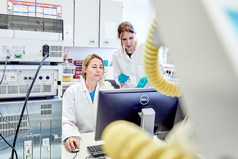 Zwei Mitarbeiterinnen arbeiten im Chemielabor der Holzforschung Austria vor einem Bildschirm.