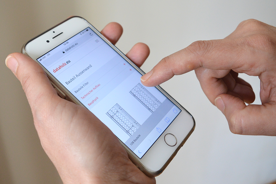 You can see the online platform dataholz on a smartphone.
