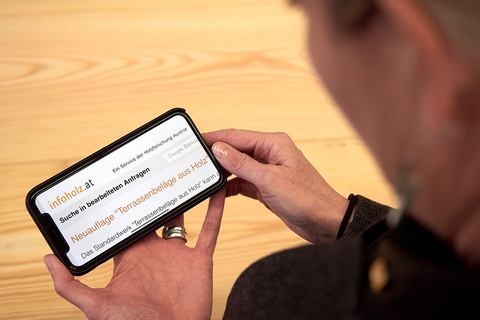 You can see the online platform infoholz on a smartphone.