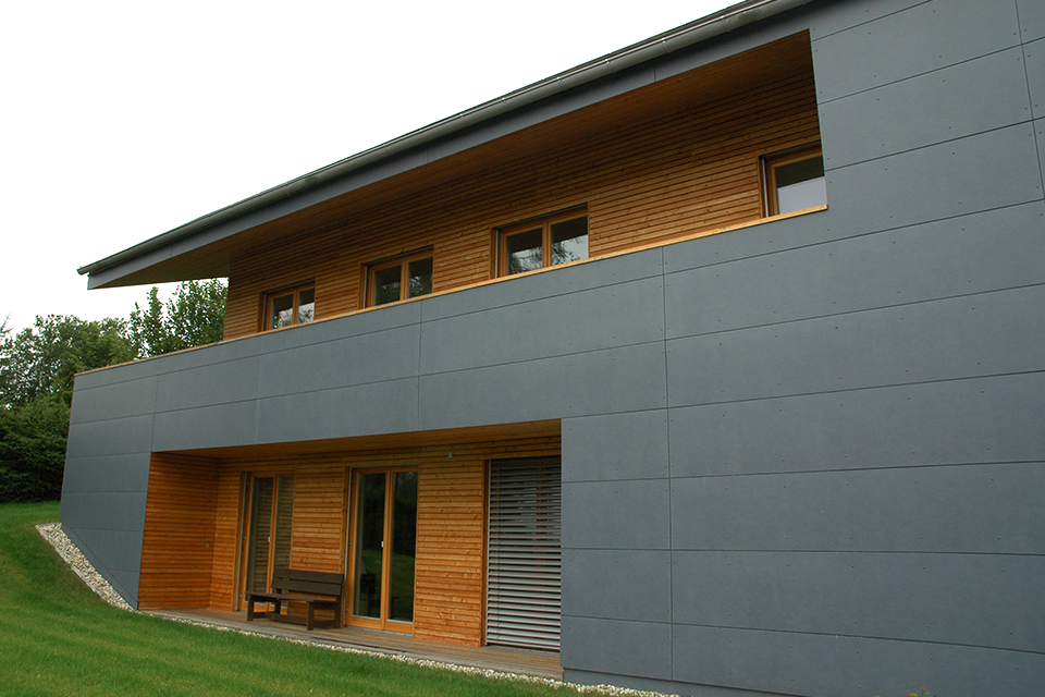 Zweigeschossiges Holzhaus.