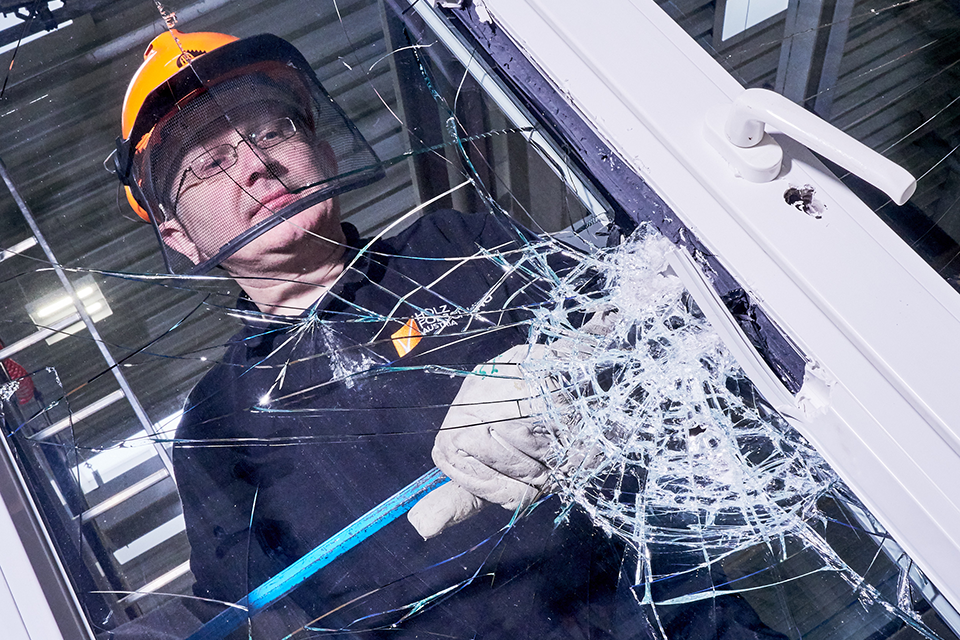 Mitarbeiter der Holzforschung Austria bei einer Einbruchsprüfung.