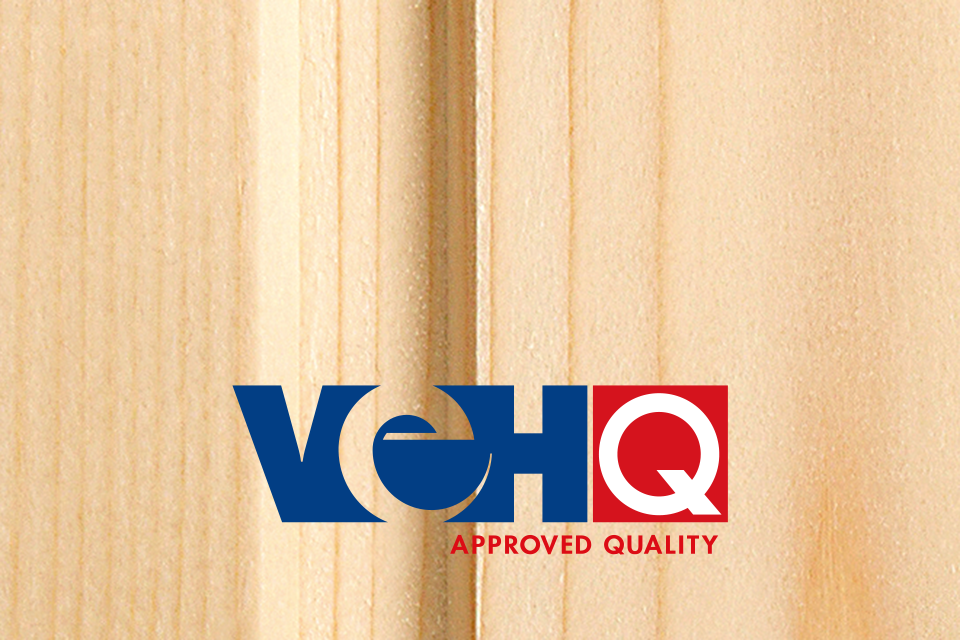 VEH-Logo vor Hobelwarefoto.
