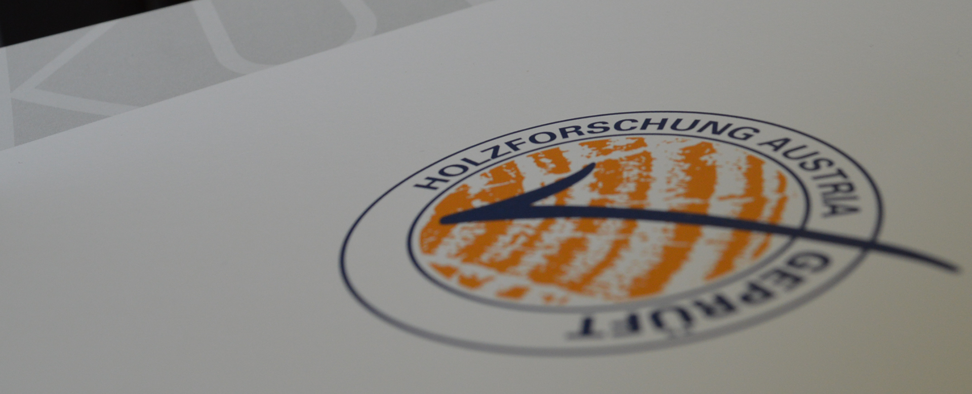 Urkundes des Prüfzeichens der Holzforschung Austria.