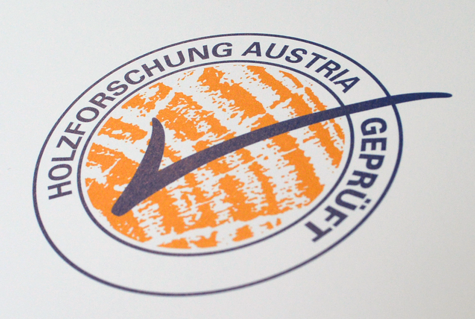 Auf Papier gedrucktes Logo des Prüfzeichens der Holzforschung Austria.