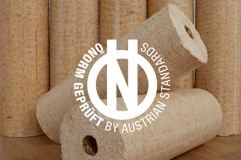 Ö-Norm-Logo vor Briketts.