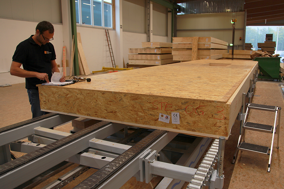 Mitarbeiter der Holzforschung Austria beim Audit in der Fertighausvorfertigung.